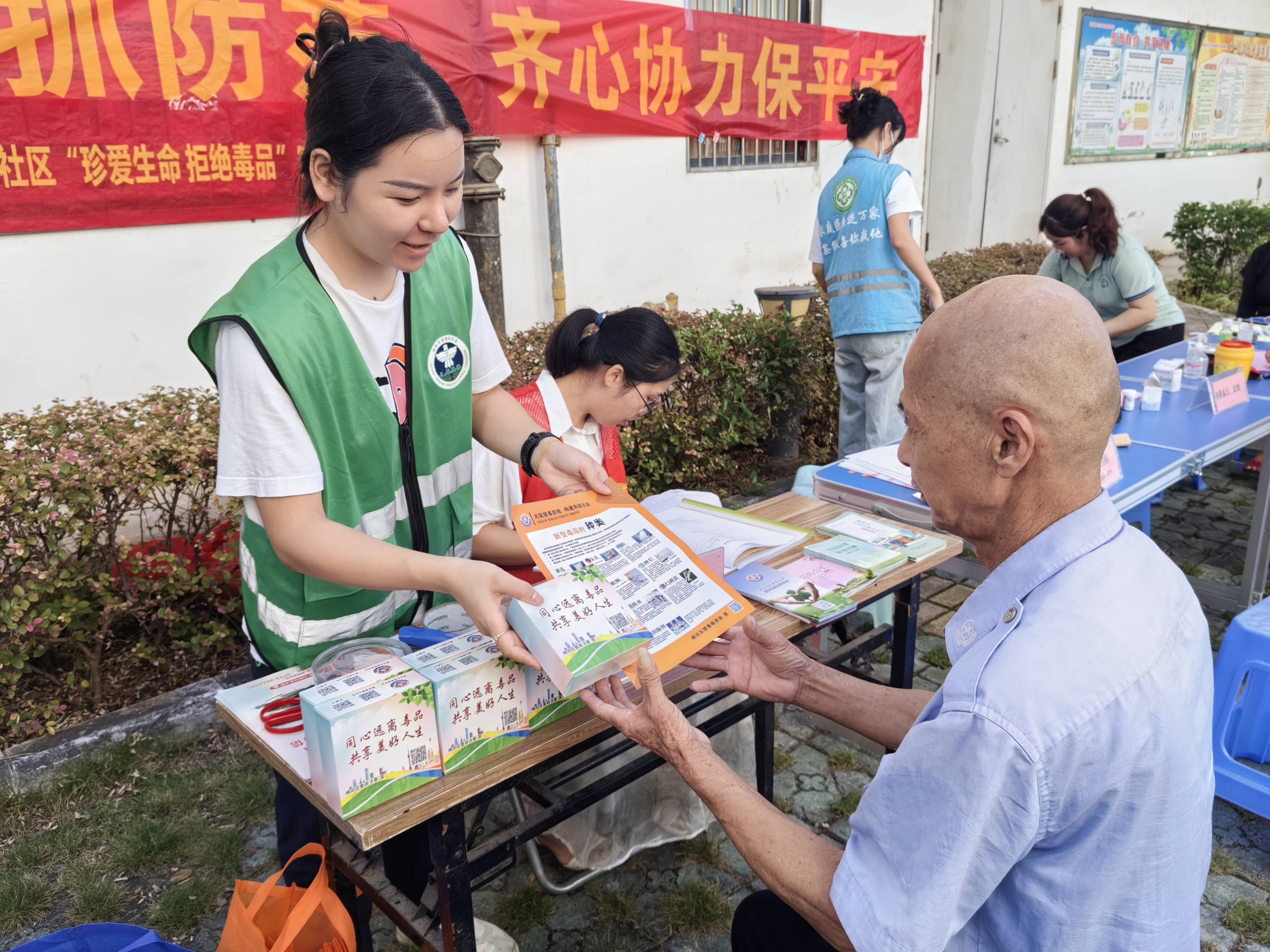 2024全年资料免费大全丨守护未成年人健康成长，“安全小镇”体验嘉年华来到葵涌二小  第1张