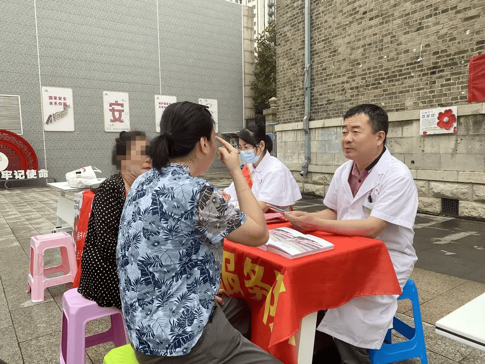 香港二四六开奖资料大全?微厂一丨权威媒体点名地板销售乱象，擦亮双眼选择久盛0胶0醛健康纯实木