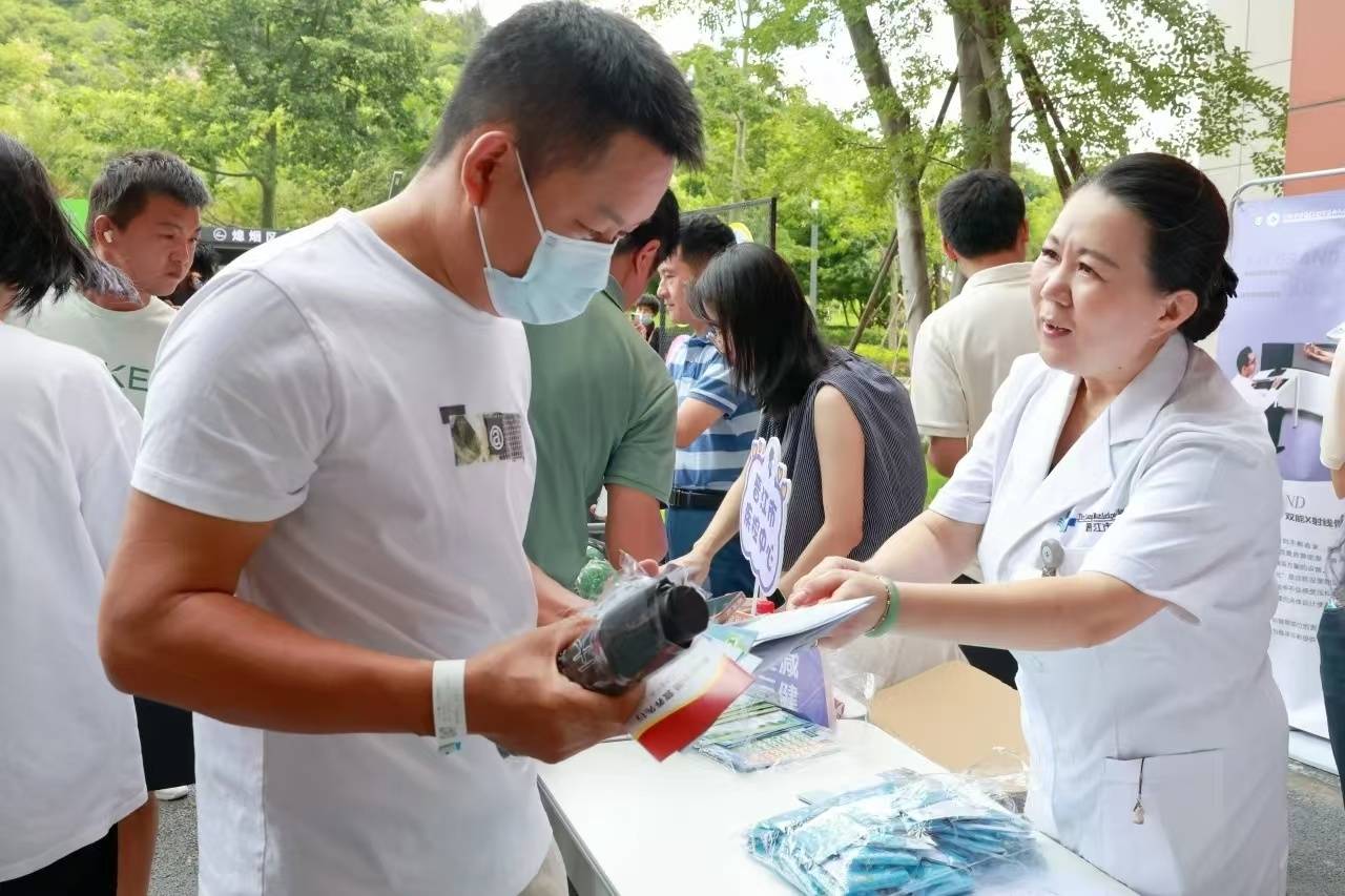 澳门天天开彩好正版挂牌丨人民网评：强化基层中医服务，共筑健康中国基石